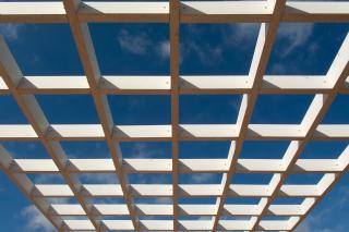 Comment motoriser une pergola : moteurs, commandes et capteurs