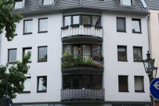 Pergola à lames orientables sur la terrasse d'un immeuble en copropriété