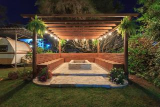 Pergola bioclimatique adossée, structure ouverte Pergola bioclimatique en aluminium ouverte sur une terrasse
