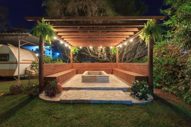 Pergola bioclimatique en aluminium ouverte sur une terrasse
